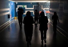Varias personas caminan por un paso subterráneo del Metro de Madrid tras el apagón eléctrico en Madrid.