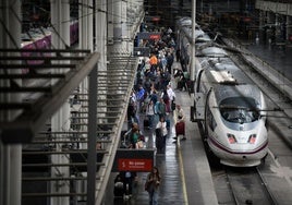 Pasajeros en la estación de Atocha, en Madrid.