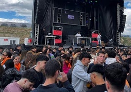 Jóvenes disfrutan de la sesión de uno de los deejays del Burladero Show Fest de este sábado en Segovia.