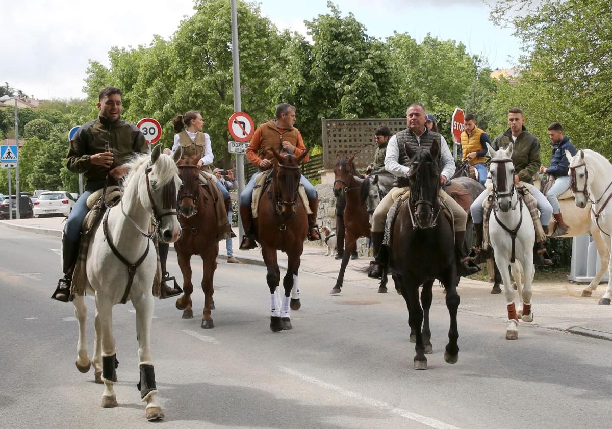 Imagen principal - Los caballistas inician la ruta antes de la inauguración; abajo a la izquierda, el ambiente en las barras instaladas para bebibas y comida; y a la derecha, bailes flamencos.
