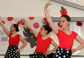 Unas jóvenes realizan una exhibición de baile flamenco en la Feria Andaluza de San Lorenzo, en Segovia.