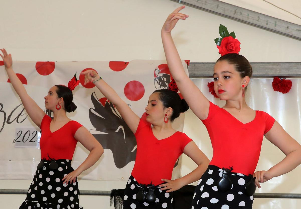 Unas jóvenes realizan una exhibición de baile flamenco en la Feria Andaluza de San Lorenzo, en Segovia.