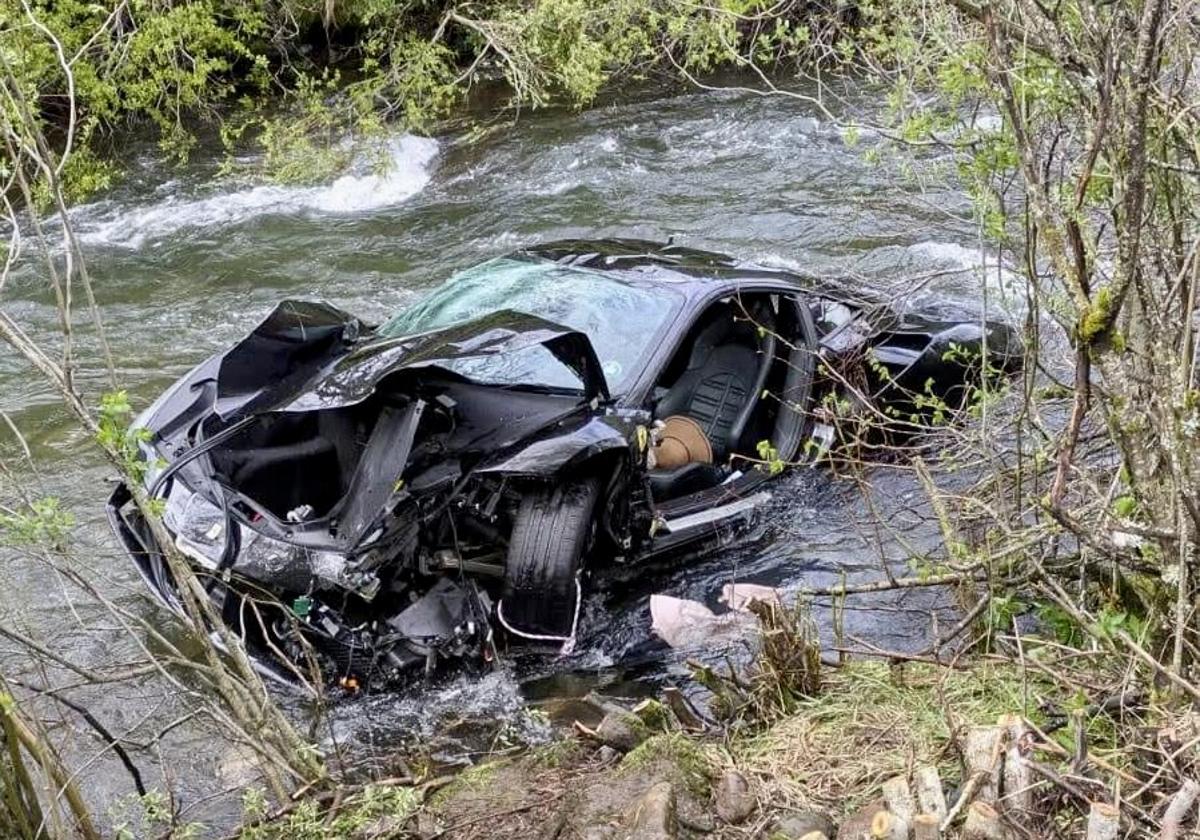 Dos muertos tras caer su Ferrari al río en León