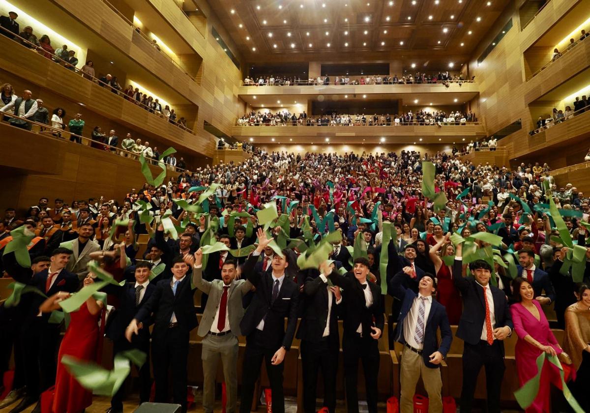 Los alumnos de la promoción 2025 de la UEMC lanzan sus bandas al aire durante el acto de graduación en el Centro Cultural Miguel Delibes.