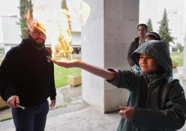 Un niño mantiene una llama en su mano durante la Feria de Ciencia Sostenible