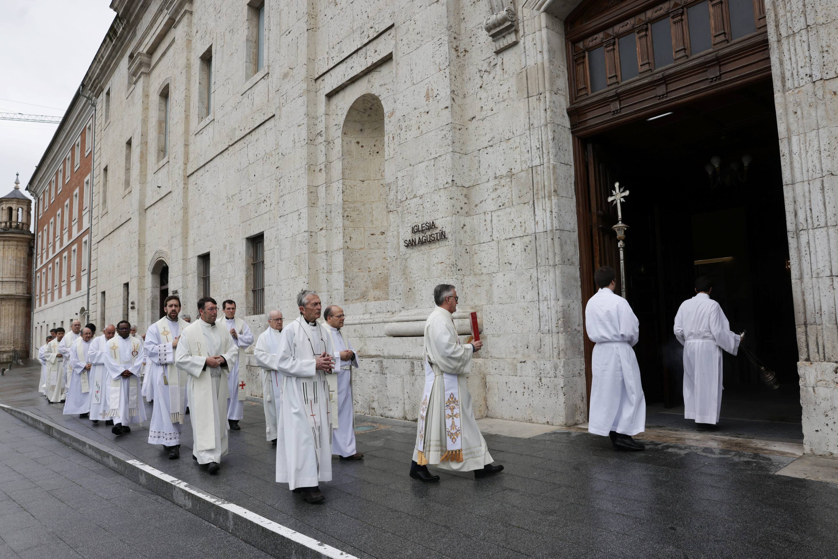 El homenaje a los sacerdotes del clero vallisoletano, en imágenes