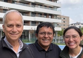 Robert Prevost, el nuevo papa León XIV, con sus amigos Armando y Nathalie, en Villa del Prado el pasado mes de septiembre.