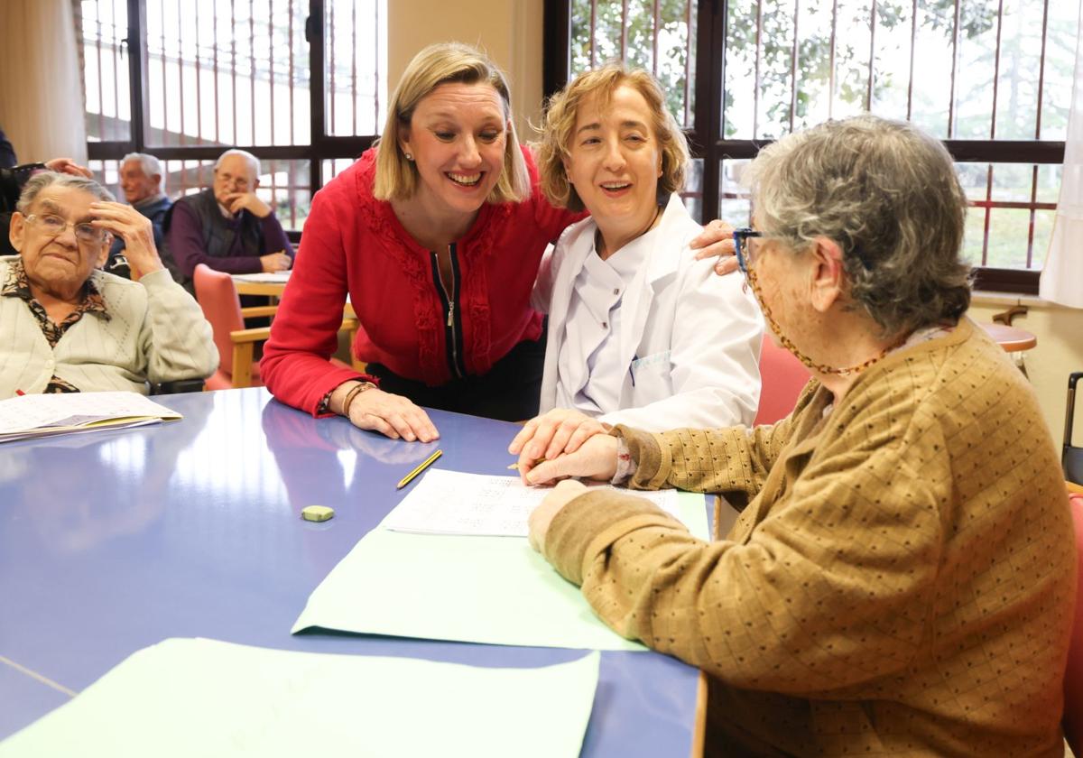 La vicepresidenta Isabel Blanco (i) durante una visita a la residencia de personas mayores Cardenal Marcelo de Valladolid.