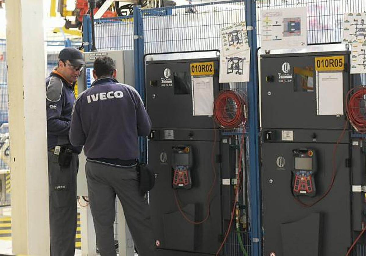 Dos trabajadores en la fábrica de Iveco de Valladolid, en una imagen de archivo.