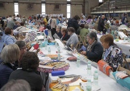 Más de 650 encajeras se han reunido este sábado en el Polideportivo Rondilla con motivo del IV Encuentro de Bolillos y Vainicas.