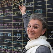 Marian Palma, directora de Titirimundi, muestra la pizarra con las actuaciones previstas.