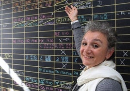 Marian Palma, directora de Titirimundi, muestra la pizarra con las actuaciones previstas.