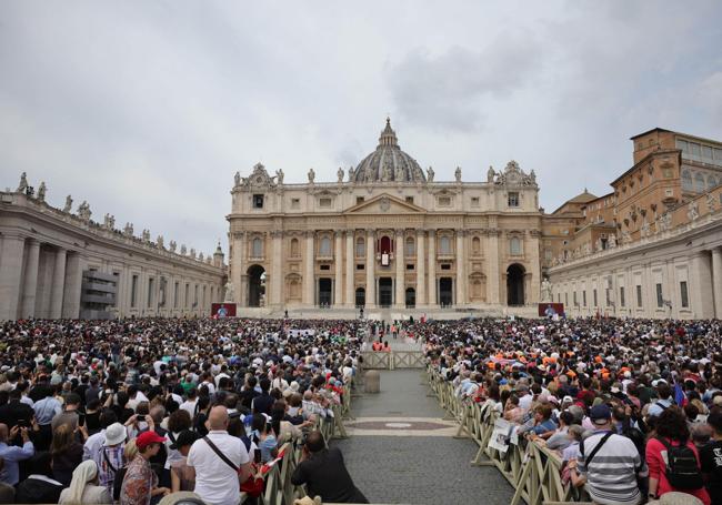 Imagen de la plaza de San Pedro este domingo, durante el rezo del Regina Coeli.