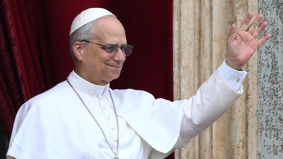 El Papa León XIV saluda en la plaza de San Pedro, en el Vaticano, este domingo por la mañana.