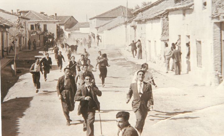 En los años 50 los encierros recorrían parte de la carretera de Megeces para entrar en la plaza de Santa María.