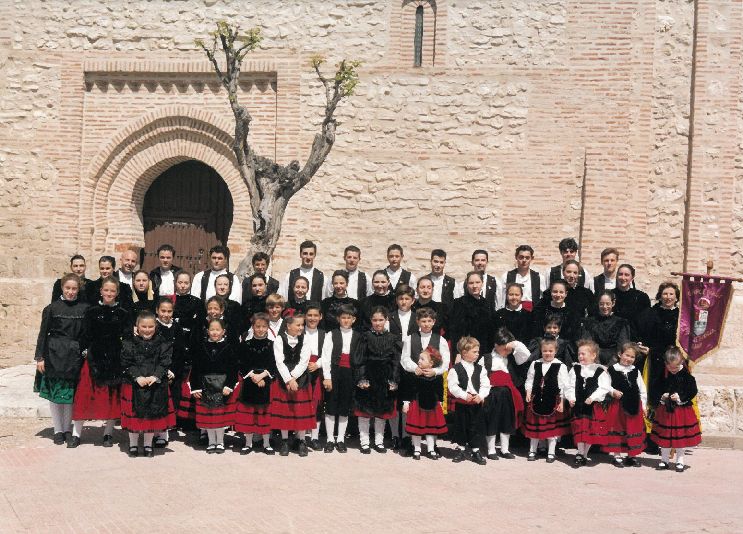 Grupo de danzas Tierra de Pinares ante la fachada de la iglesia de San Juan.