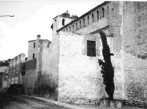 Pie original: «Muro, junto a la iglesia de San Juan, que será derribado».