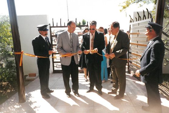 Inauguración de las piscinas municipales. En el centro de la imagen, Ramiro Ruiz Medrano, Agustín Álvarez y Roberto Fernández.