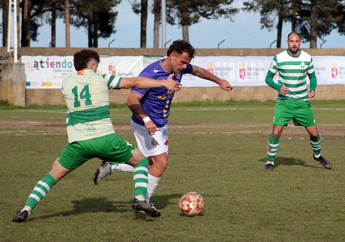 Javi Romano trata de conducir el balón.