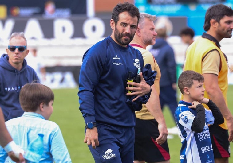 Diego Merino, entrenador del VRAC, a pie de césped.