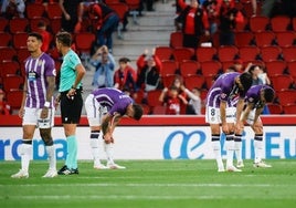 Jugadores cabizbajos al término del partido en Son Moix.