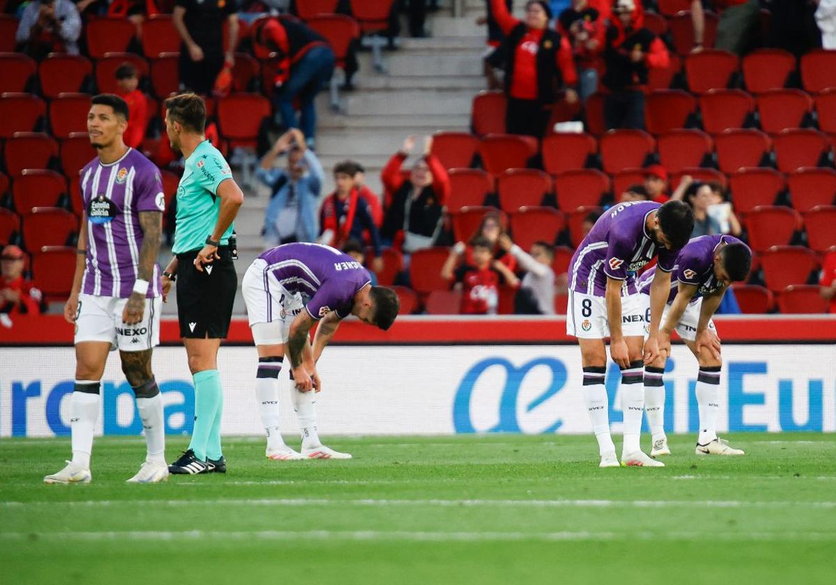 Jugadores cabizbajos al término del partido en Son Moix.