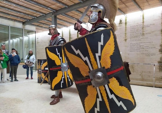 El grupo de recreación histórica Legio VII Claudia Pia Fidelis durante la exposición de esgrima legionaria