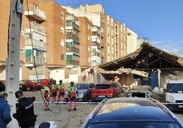 Los bomberos trabajan para asegurar la zona del derrumbe.