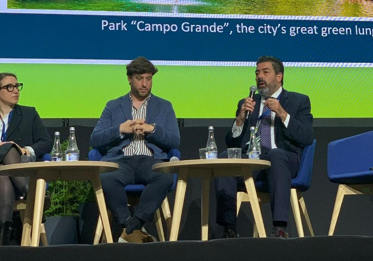 El concejal de Tráfico y Movilidad, Alberto Gutiérrez (derecha), durante su participación en la Conferencia de las Ciudades Misión.