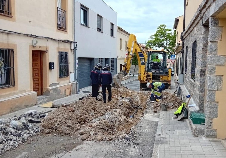 Trabajos para asegurar y reparar la avería en al red de gas, este domingo, en la calle María del Salto.
