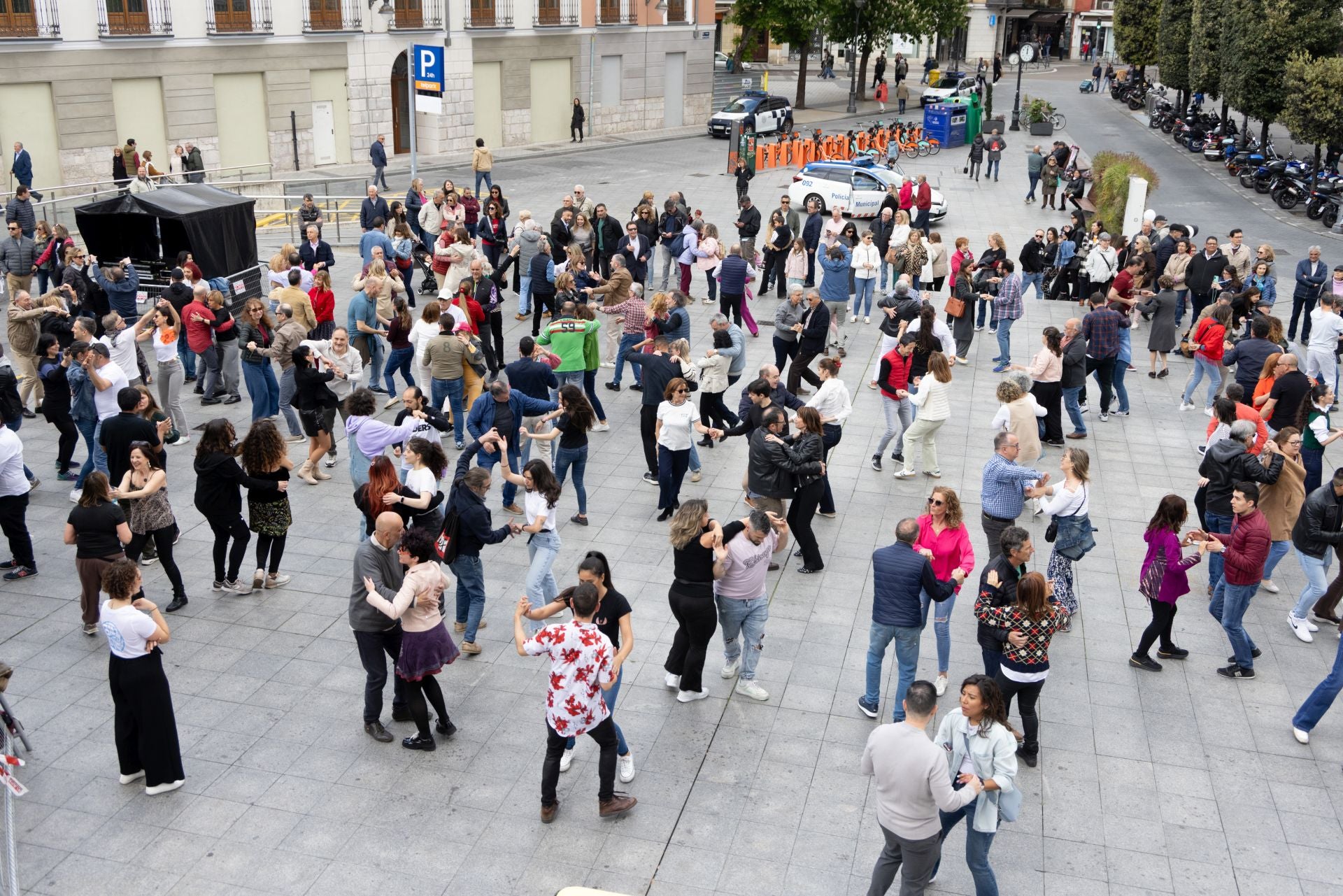 Los bailes latinos en Portugalete y el desfile de perros de San Isidro, en imágenes