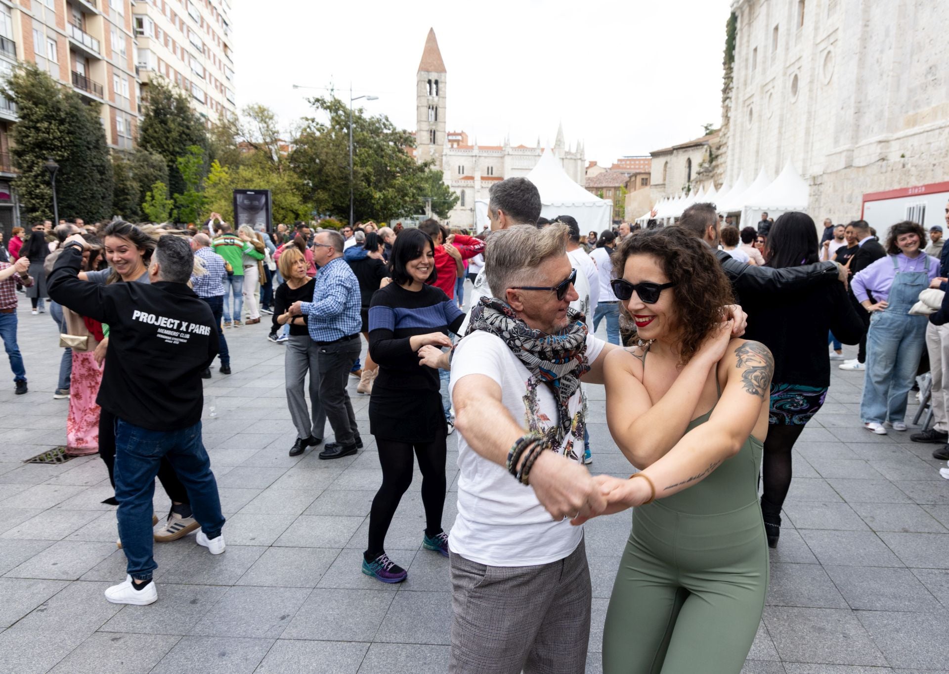 Los bailes latinos en Portugalete y el desfile de perros de San Isidro, en imágenes