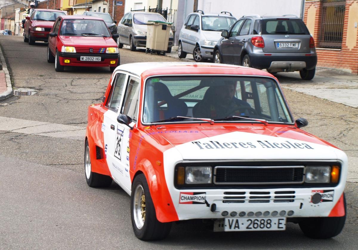 Medio centenar de clásicos e históricos de la automoción se reúnen entre Íscar y Portillo