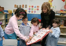 Equipos psicopedagógicos trabajan con unos alumnos en un colegio.