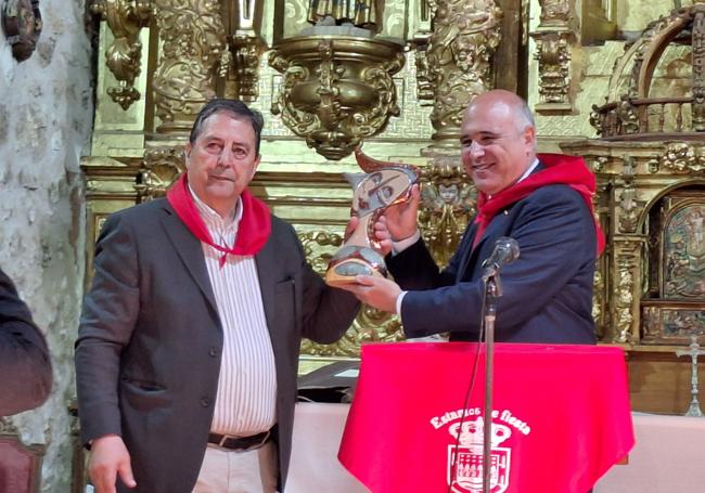 José Luis Rico entregó un detalle a Jacinto Canales tras su pregón