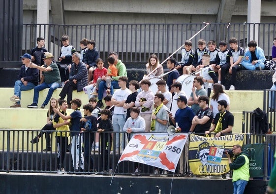 Aficionados del Mojados animando desde la grada.