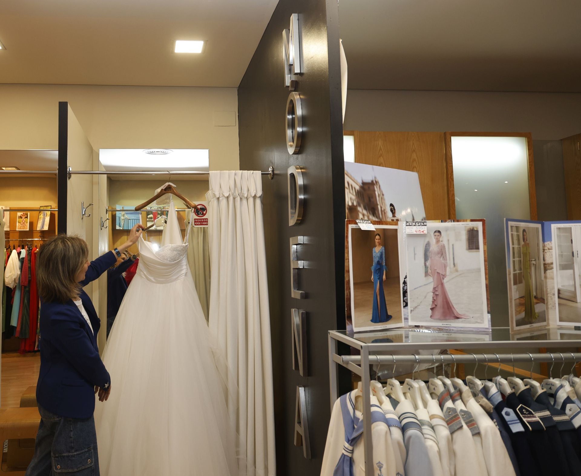 Nuria Lozano, de Módena, muestra vestidos y trajes de boda y comuniones.