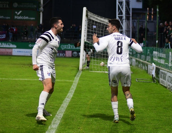 Berlanga y Hugo Díaz celebran el gol conseguido en el último minuto.