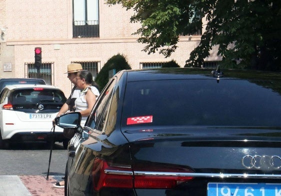 Un VTC de la Comunidad de Madrid, circula por una calle del centro de Segovia.