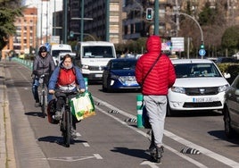 Ciclistas urbanos y un usuario de patinete eléctrico circulan por Isabel la Católica.