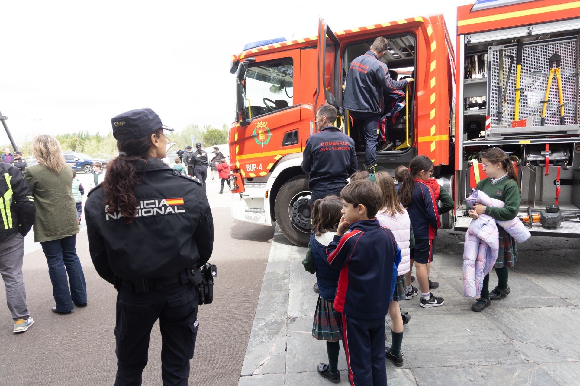 Bomberos y policías visitan el Río Hortega para celebrar el Día del Niño Hospitalizado