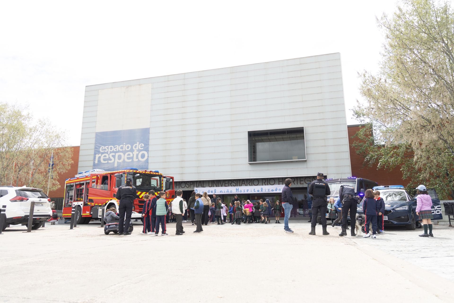 Bomberos y policías visitan el Río Hortega para celebrar el Día del Niño Hospitalizado