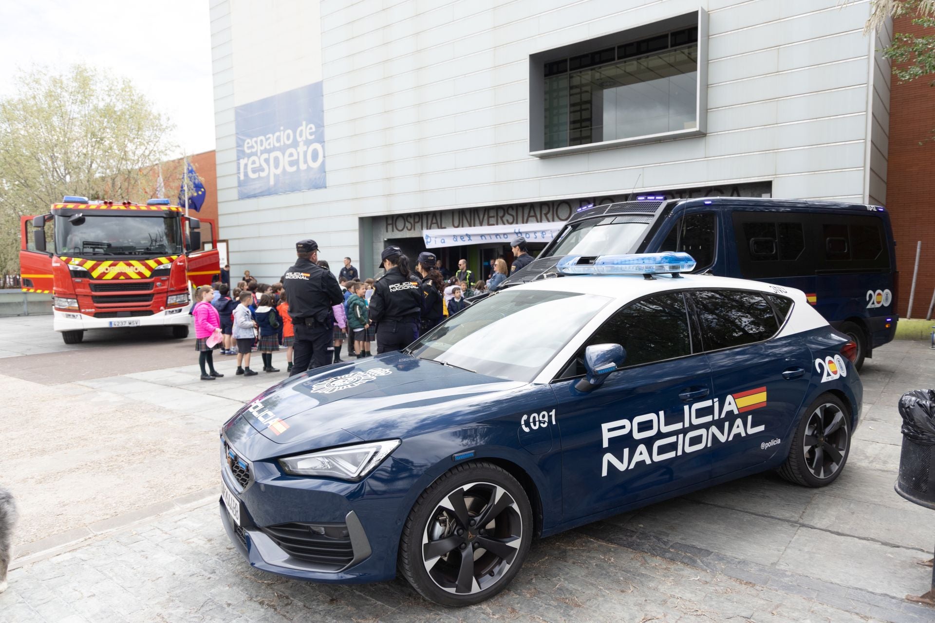 Bomberos y policías visitan el Río Hortega para celebrar el Día del Niño Hospitalizado