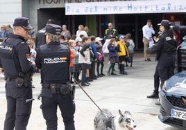 Bomberos y policías visitan el Río Hortega para celebrar el Día del Niño Hospitalizado