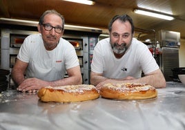 Rafael y Ángel Mesonero elaboran la Corona de San Pedro Regalado en Confitería Vitín.
