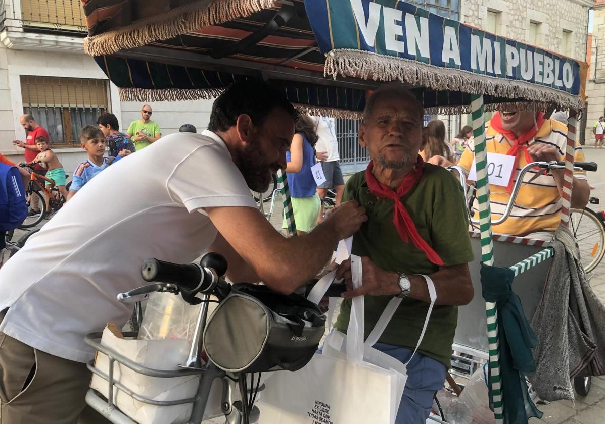 El alcalde de Montemayor, Noel Serna, junto a Pascual del Olmo a bordo de su bicicleta.