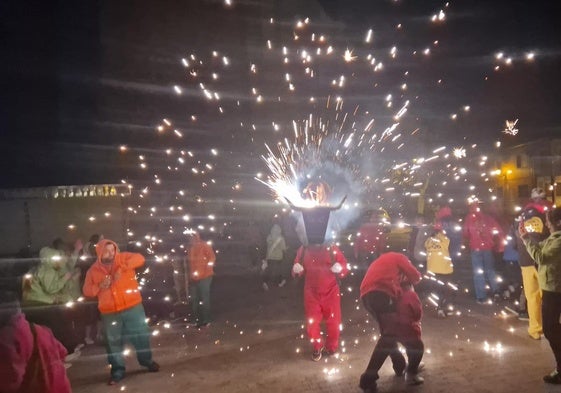Celebración del toro de fuego en ediciones pasadas.