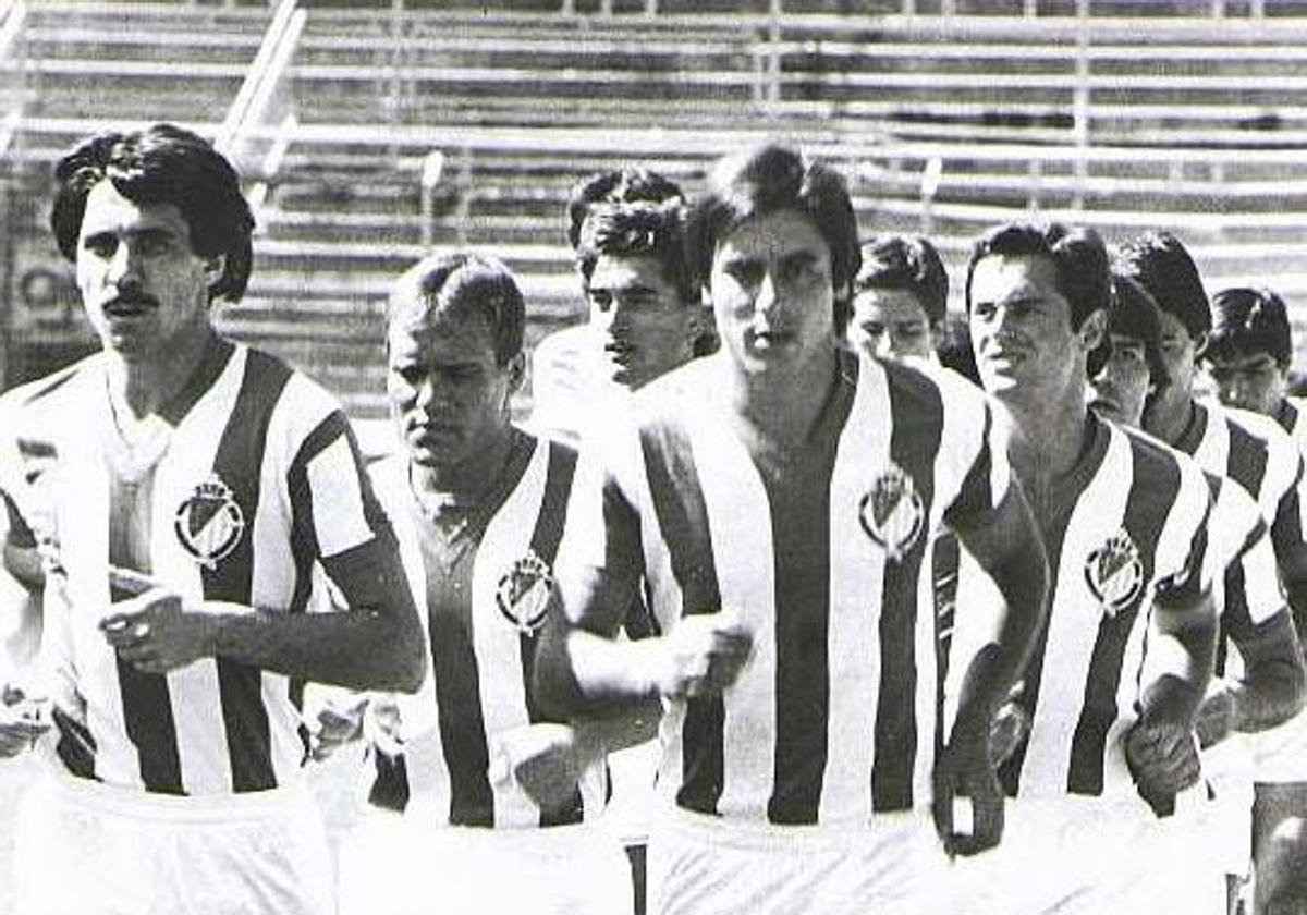Calderé, durante un entrenamiento en el viejo estadio, entre Moré y Santos.