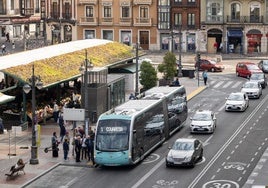 Usuarios aguardan al autobús urbano en la plaza España de Valladolid, en una imagen de archivo.