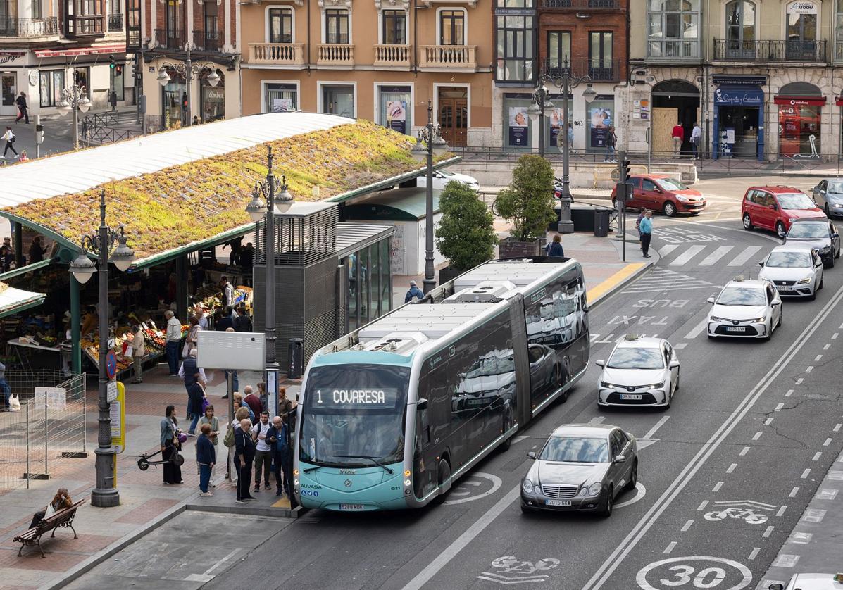 Usuarios aguardan al autobús urbano en la plaza España de Valladolid, en una imagen de archivo.